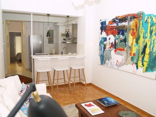 Zdjęcie z galerii obiektu A Refreshed & Rich in Details Apartment in Piraeus (Passalimani - Marina Zeas) w Pireusie