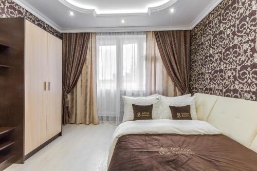 モスクワにあるInnDays on Novocheremushkinskayaのベッドルーム(大型ベッド1台、窓付)