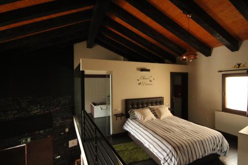 a bedroom with a bed in a room with wooden ceilings at Loboratorio Rural-Cuenta hasta 3 in Umbrías