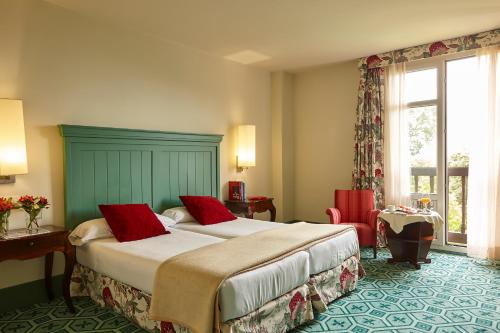 a hotel room with a large bed and a window at Hotel Palacio Urgoiti in Mungia