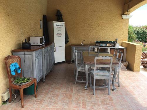 Dapur atau dapur kecil di Le Claouraous calme