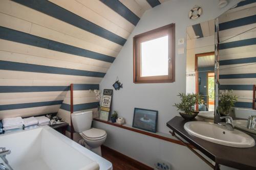 Koupelna v ubytování L'Ecrin de Bois et son spa