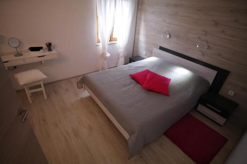 Una cama o camas en una habitación de Apartments Hedona