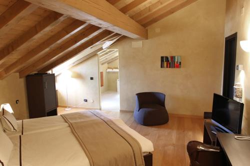 Televízia a/alebo spoločenská miestnosť v ubytovaní Heritage Hotel Kukuriku