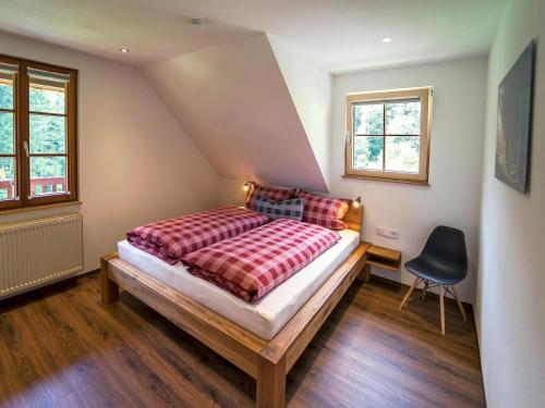 OberwolfachにあるMartinhansenhofのベッドルーム1室(ベッド1台、椅子付)