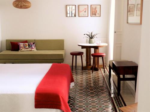 ベヘール・デ・ラ・フロンテーラにあるSiete Balcones y un patioのベッドルーム1室(ベッド1台、テーブル、ソファ付)