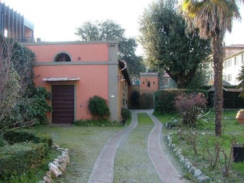 a house with a dirt road in front of it at B&B Antica Piazza dei Miracoli in Pisa