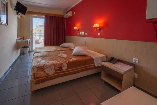 Säng eller sängar i ett rum på Dimitris Paritsa Hotel