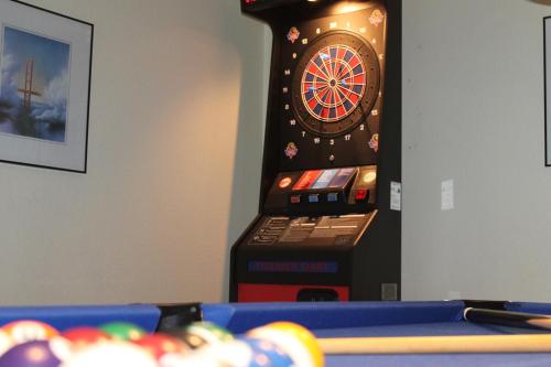 a dart board next to a table with pool balls at Avantgarde Hotel in Hattingen