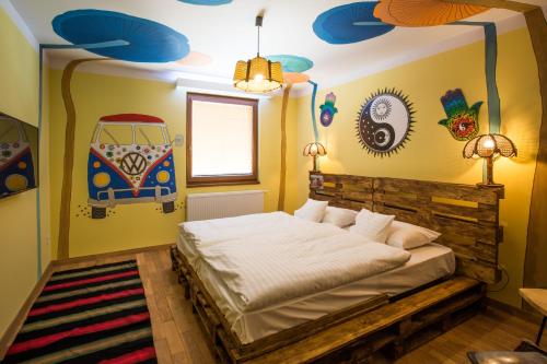 Ein Bett oder Betten in einem Zimmer der Unterkunft Retro hotel Garage