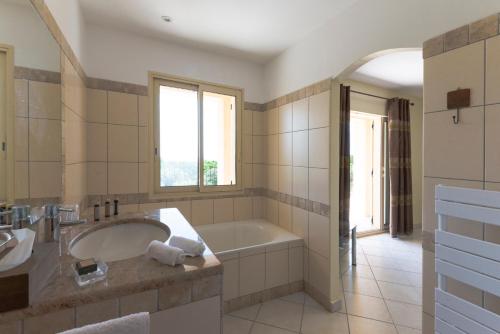 Et badeværelse på Villa bord de mer avec piscine chauffée