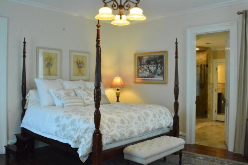 מיטה או מיטות בחדר ב-The Wynne House Inn