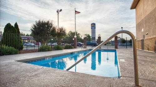 - une piscine avec toboggan dans un bâtiment dans l'établissement Econo Lodge, à Waynesboro