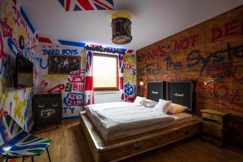 Ein Bett oder Betten in einem Zimmer der Unterkunft Retro hotel Garage