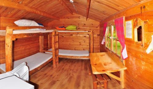 Ένα ή περισσότερα κρεβάτια σε δωμάτιο στο Campsite Leiputrija