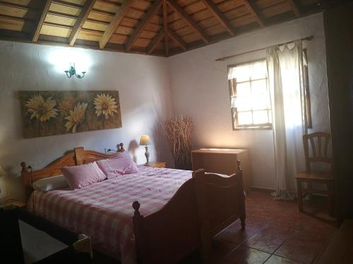 A bed or beds in a room at Casa Rural Geranios 2