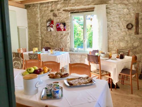 jadalnia ze stołem i jedzeniem w obiekcie Villa Monica w mieście Brentonico