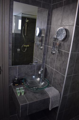 Ett badrum på Takis apartments