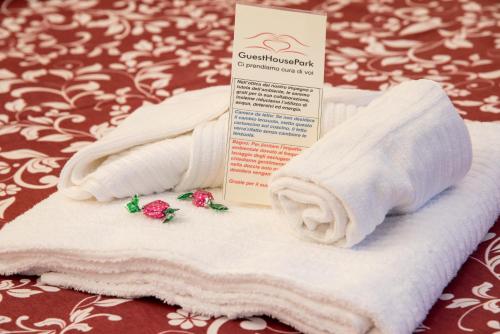 a pile of towels sitting on top of a bed at Guest House Park in Valmontone