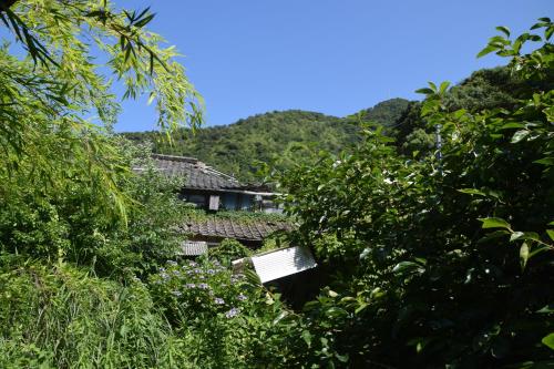 uma casa no meio de algumas árvores em Keramiek Arita em Arita