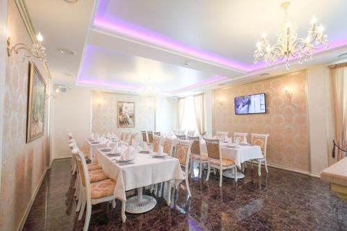 a dining room with tables and chairs in it at Hotel Aquapark Alligator in Ternopil