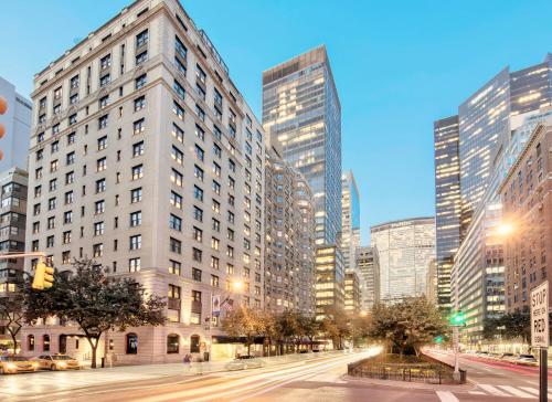 una città con edifici alti e una strada di notte di 70 Park Avenue Hotel a New York