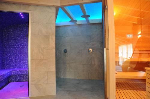 A bathroom at TOURING HOTEL & SPA