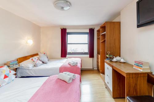 Postel nebo postele na pokoji v ubytování Russell Square Hotel