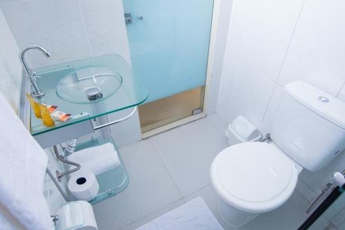 uma casa de banho com um WC branco e um lavatório. em ROYAL Hotel & Gastronomia em Macapá