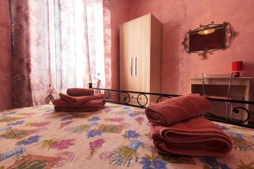 una camera da letto con un letto e asciugamani di Mary's House a Civitavecchia