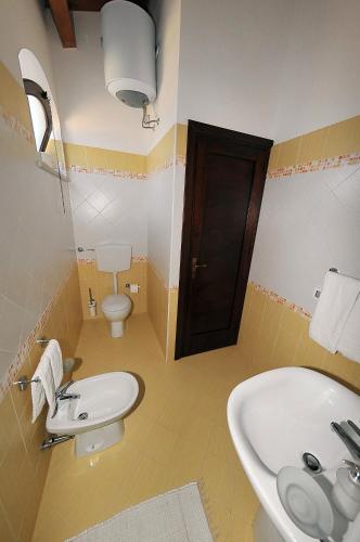a bathroom with a sink and a toilet at Agriturismo l'Olivo in Calatafimi
