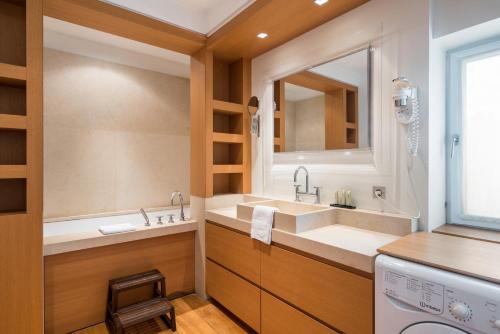 baño con 2 lavabos y espejo grande en Honorê - Suites Bellecour, en Lyon