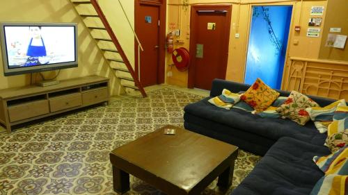 Телевизор и/или развлекательный центр в Roger's Hostel Tel Aviv (age 18-45)