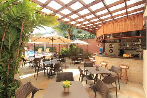 Area lounge atau bar di Pousada do Almirante