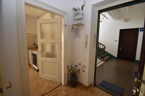 un pasillo con una puerta que conduce a una cocina en Apartment Morena, en Zagreb