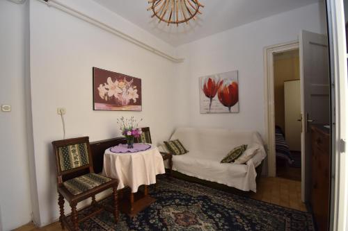 sala de estar con mesa y sofá en Apartment Morena, en Zagreb