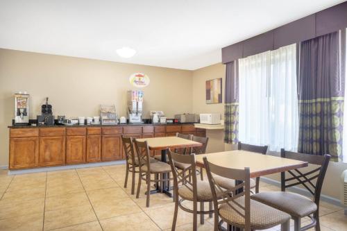 Una cocina o cocineta en Super 8 by Wyndham Harrison OH
