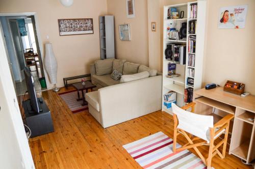 ein Wohnzimmer mit einem Sofa und einem Tisch in der Unterkunft An apartment for 2-4 friends. in Thessaloniki