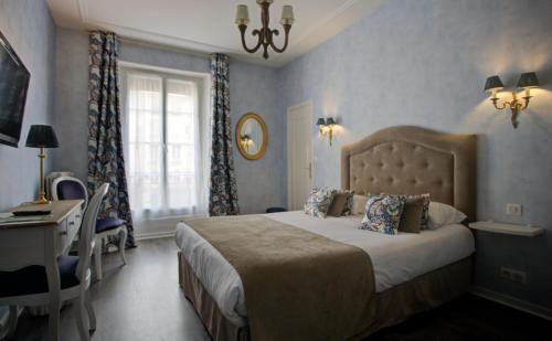 מיטה או מיטות בחדר ב-Hôtel Du Mail