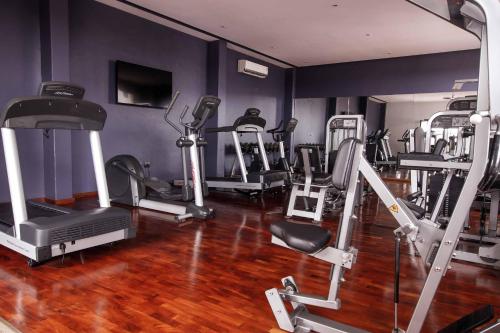 Γυμναστήριο ή/και όργανα γυμναστικής στο Oak Plaza Suites