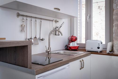 cocina con fregadero y encimera en Successus Old Town House, en Hvar