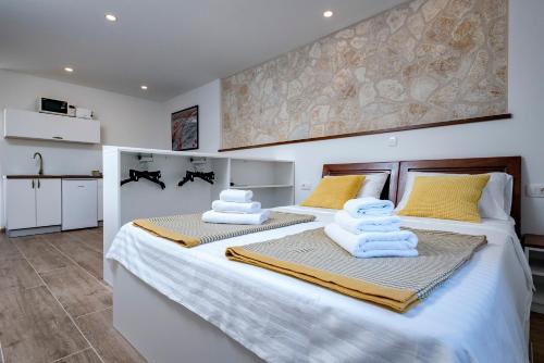 
Een bed of bedden in een kamer bij Successus Apartments - Hvar
