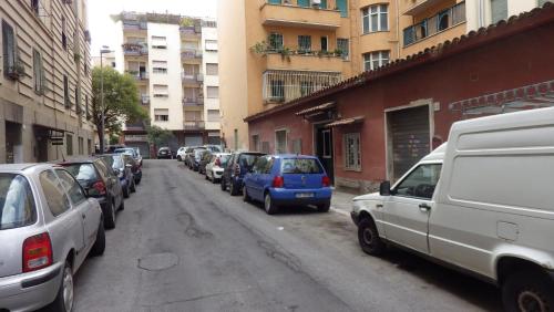 una fila di auto parcheggiate sul lato di una strada di La Casetta di Paola a Roma