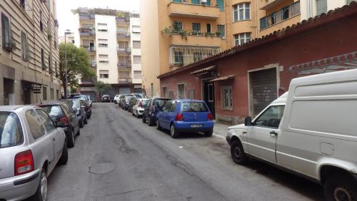 ローマにあるLa Casetta di Paolaの路地に停車する車列