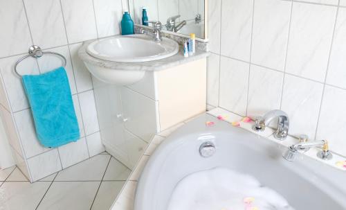 a bathroom with a sink and a bath tub at Heimathafen Weimar in Weimar