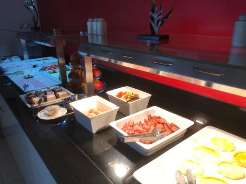 een buffet met veel verschillende soorten eten op een aanrecht bij Apartments Vila 4m in Ražanac