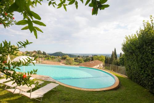 The swimming pool at or close to Il Prunaio