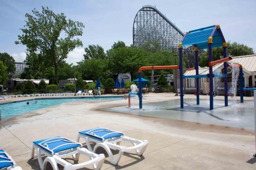 einen Pool mit einem Wasserpark mit Achterbahn in der Unterkunft Cedar Point's Lighthouse Point in Sandusky