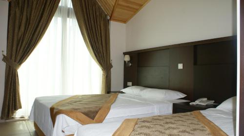 Llit o llits en una habitació de Palmira Hotel