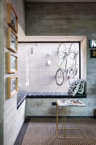 a bathroom with a bench with a bike on the wall at Maison Italia 1029 in Santiago